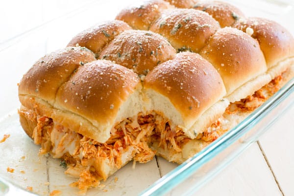 Sliders de frango parmesão lento fogão com cobertura de manteiga de alho após o cozimento