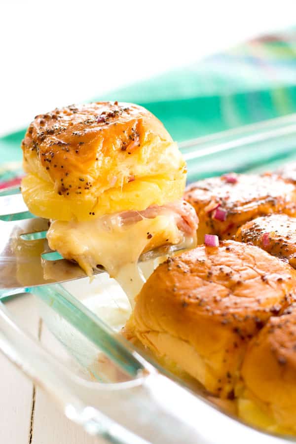 Deslizantes de jam&oacute;n y queso hawaianos con pi&ntilde;a. &iexcl;Querr&aacute;s esta receta de merienda para el Super Bowl!