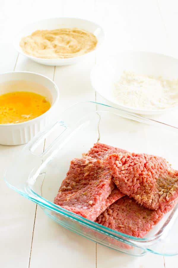 Bife à milanesa à milanesa (bife à milanesa) na estação de panificação. Mise en place!