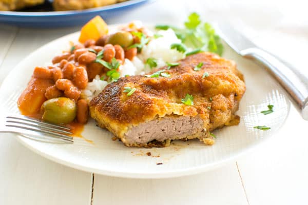 A receita fácil de bife à milanesa (bife à milanesa) é um item básico da culinária porto-riquenha. Temperado, à milanesa e frito com uma perfeição crocante!