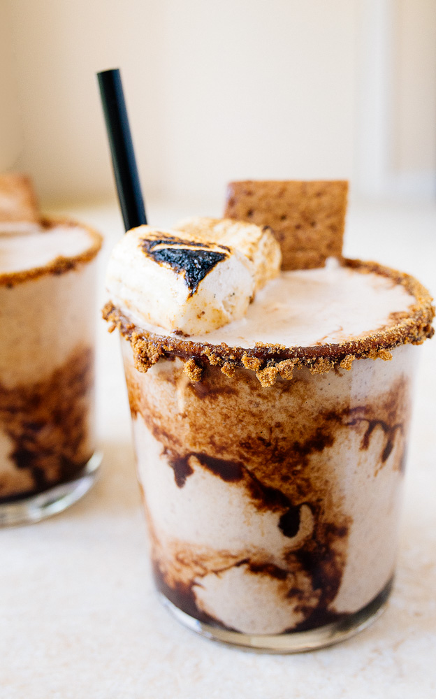 S'mores Milkshake para dois com biscoitos caseiros Graham e marshmallows caseiros. Ah, e molho de chocolate caseiro!