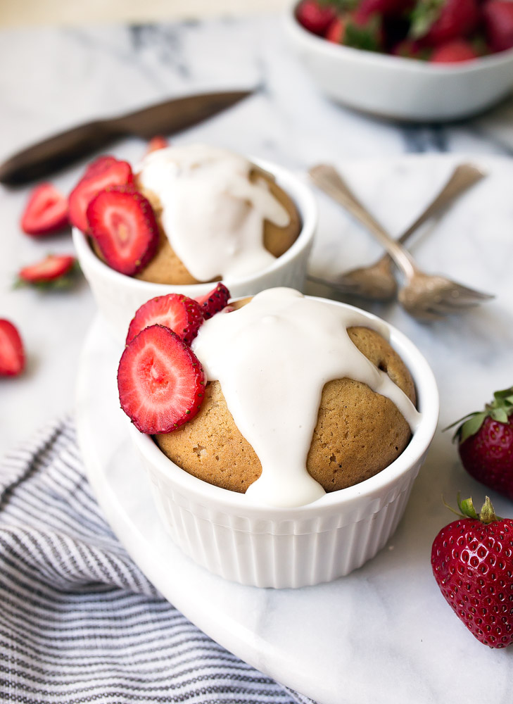 Bolo de morango com morangos frescos cozido em Ramekins para um tamanho de porção de bolo pequeno.