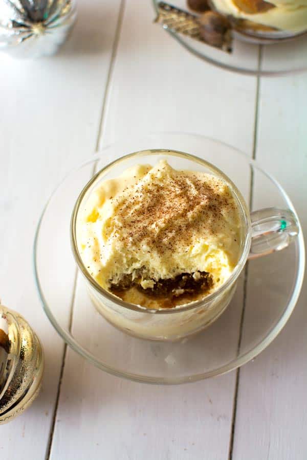 Experimente esta gemada Tiramisu para as férias! Tiramisu italiano autêntico com sabor de gemada cremosa, noz-moscada e biscoitos de café expresso mergulhados em café!