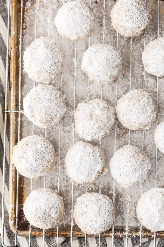 Foto aérea de NUTELLA COOKIES RELLENAS DE SNOWBALL en una rejilla de alambre