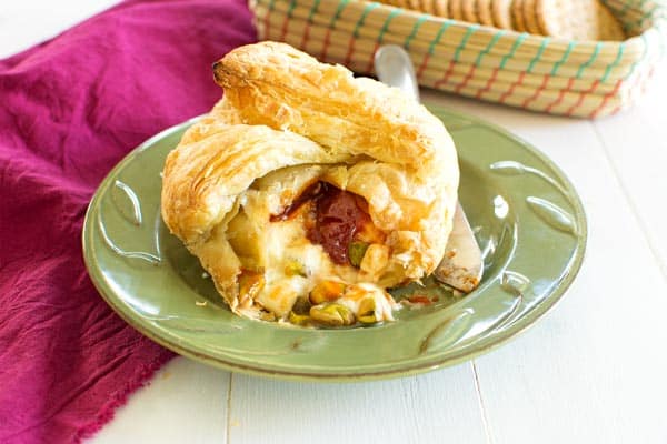 O lanche clássico francês encontra um doce doce tropical! Você será o brinde da festa com esta massa folhada de queijo Brie assada com goiaba!