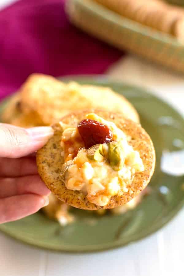 O lanche clássico francês encontra um doce doce tropical! Você será o brinde da festa com esta massa folhada de queijo Brie assada com goiaba!
