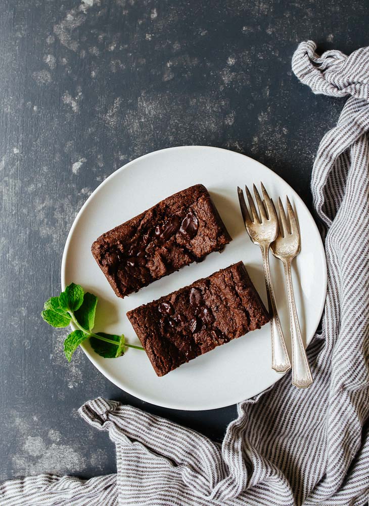 Brownies veganos, pequeno lote. Brownies veganos sem glĂșten para dois.