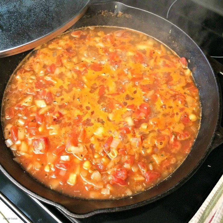 Frigideira e queijo cremoso de tomate