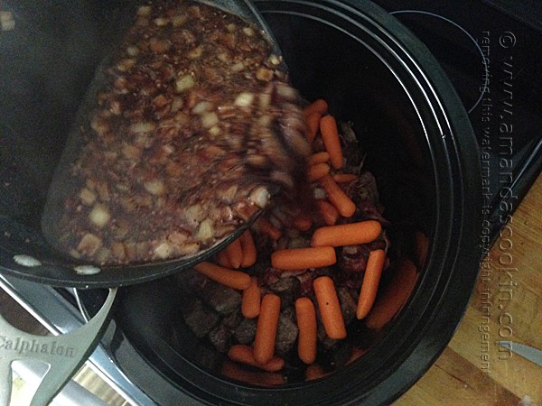 Carne Borgonha na Panela de Barro: Uma deliciosa receita de fogão lento que minha família adora!