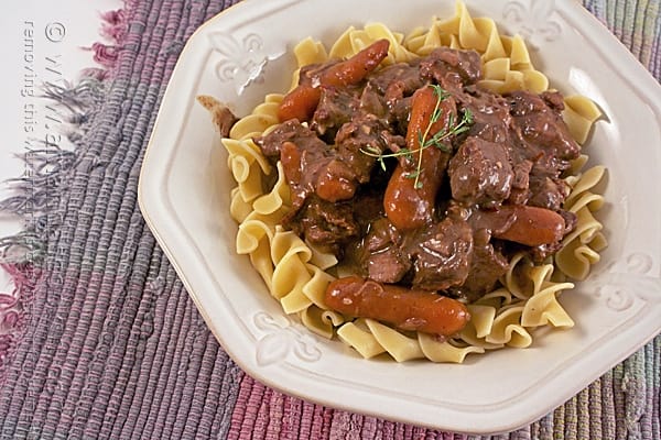 Carne Borgonha na Panela de Barro: Uma deliciosa receita de fogão lento que minha família adora!