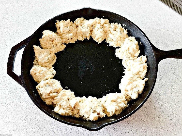 Frigideira e biscoitos do sudoeste da galinha