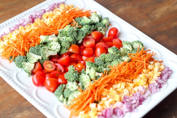 Receita de salada de queijo e brócolis feita com molho de alho e maionese!
