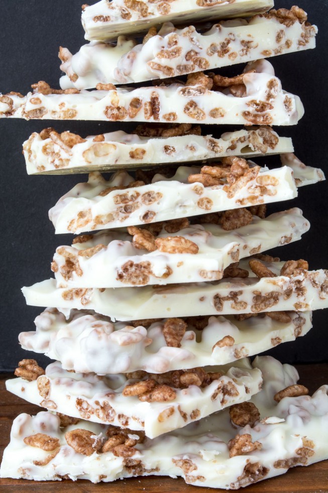 ¡Una pila alta de corteza de crujiente de cacao --- solo 2 ingredientes y unos minutos es todo lo que se necesita para hacer sus propios dulces caseros!