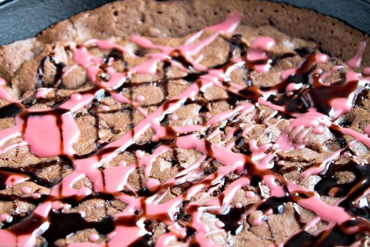 Brownie de frigideira de romã com chocolate escuro