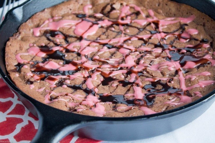 Brownie de frigideira de romã com chocolate escuro