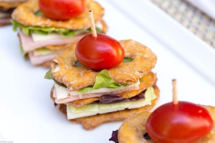 O pretzel de Havarti empilha o presunto