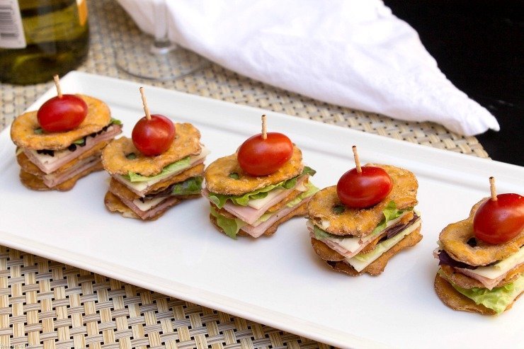 O pretzel de Havarti empilha o presunto