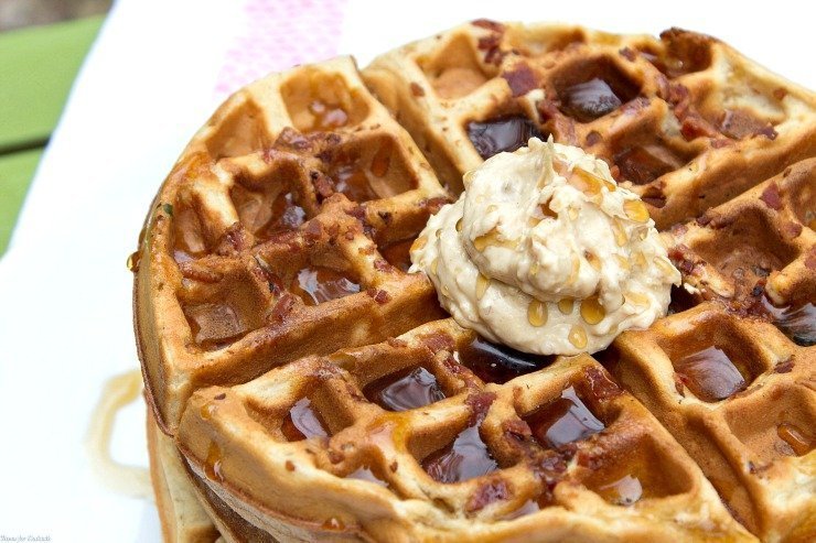 Waffles de bacon com manteiga de amendoim