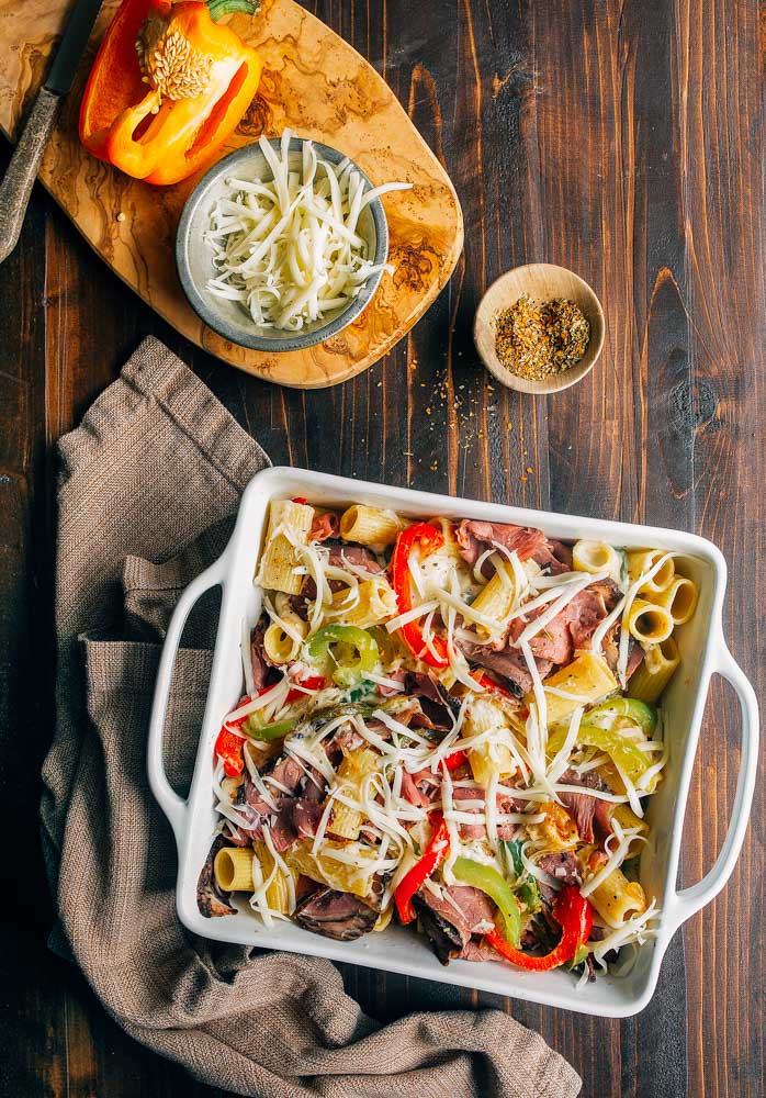 Philly Cheesesteak Pasta. Macarrão cozido cremoso com pimentão, cebola e bife.