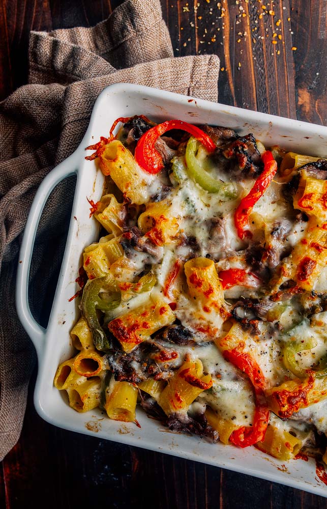 Philly Cheesesteak Pasta. Macarrão cozido cremoso com pimentão, cebola e bife.