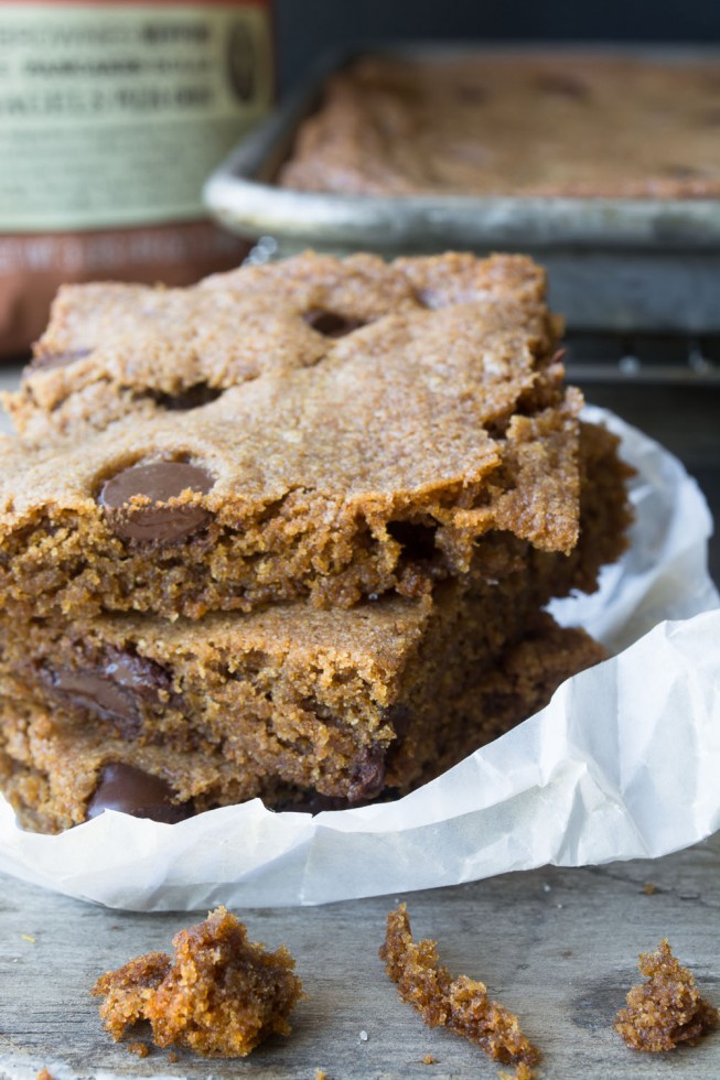 A farinha de trigo integral dá a esses blondies de pão integral de trigo um excelente sabor e um grande impulso nutricional! #brownies #bares #dessert #gingerbread #chocolateatechip #easy #recipe #healthy #wholegrain #holiday #baking #baking #holidaypice Blondies de pão de mel de trigo integral