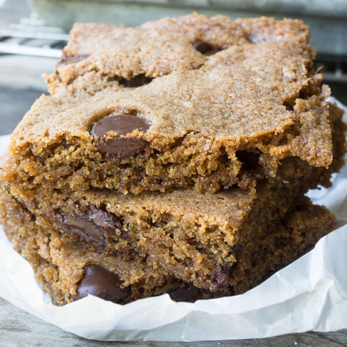 A farinha de trigo integral dá a esses blondies de pão integral de trigo um excelente sabor e um grande impulso nutricional! #brownies #bares #dessert #gingerbread #chocolateatechip #easy #recipe #healthy #wholegrain #holiday #baking #baking #holidaypice Blondies de pão de mel de trigo integral feitos com farinha de moinho vermelho de Bob