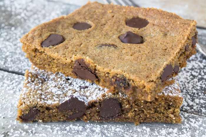 A farinha de trigo integral dá a esses blondies de pão integral de trigo um excelente sabor e um grande impulso nutricional! #brownies #bares #dessert #gingerbread #chocolateatechip #easy #recipe #healthy #wholegrain #holiday #baking #baking #holidaypice Blondies de gengibre com pepitas de chocolate