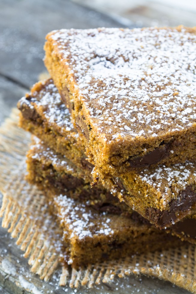 A farinha de trigo integral dá a esses blondies de pão integral de trigo um excelente sabor e um grande impulso nutricional! #brownies #bares #dessert #gingerbread #chocolateatechip #easy #recipe #healthy #wholegrain #holiday #baking #baking #holidaypice Pão integral com lascas de chocolate