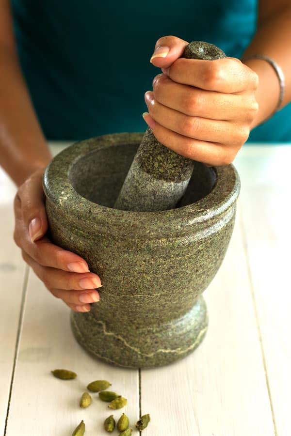 Como moer cardamomo com argamassa para receita de bordo lassi