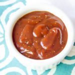 Este molho de churrasco doce e picante de pêssego tem gosto de verão e é o complemento perfeito para sua receita favorita de frango ou porco grelhado!