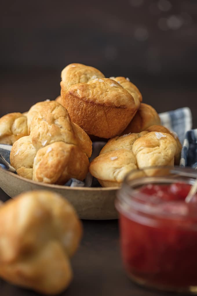 prato de muffins ao lado do pote de geléia