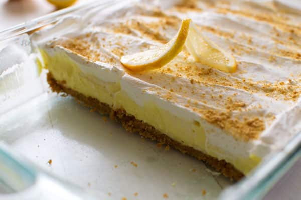 Esta deliciosa sobremesa de cheesecake de limão é um sonho que não leva ao forno! Feito com uma massa de biscoito, pudim de limão, cream cheese e um bom chicote!