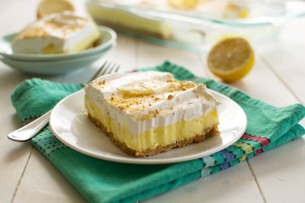Esta deliciosa sobremesa de cheesecake de limão é um sonho que não leva ao forno! Feito com uma massa de biscoito, pudim de limão, cream cheese e um bom chicote!