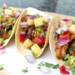 Tacos de porco com molho de abacaxi havaiano