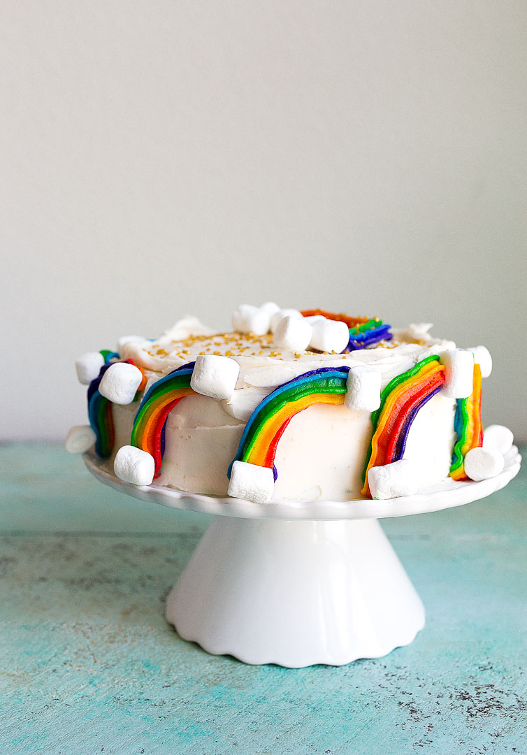 Receita de bolo arco-íris: Mini bolo arco-íris com creme de manteiga arco-íris, nuvens de marshmallow e gotas de ouro. Perfeito primeiro bolo de aniversário ou arco-íris bebê esmagar bolo 