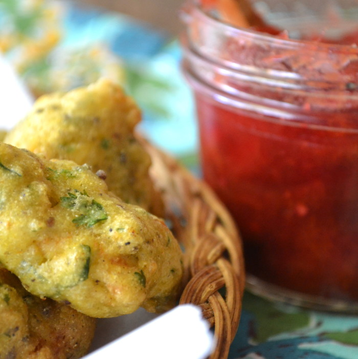 Pakora de frango com chutney de ameixa