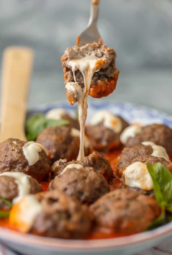 Mozzarella rellena de albóndigas en un tenedor