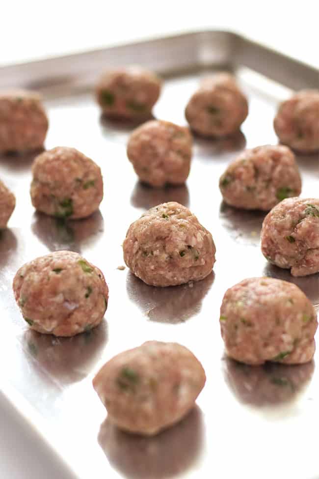 Almôndegas tailandesas de frango ou de peru, guarnecidas com gengibre, alho e coentro. Comida saudável e limpa!