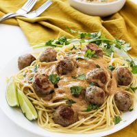 AlmĂ´ndegas tailandesas com espaguete