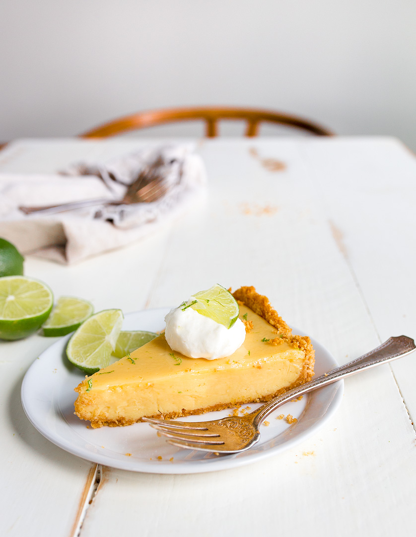 Receita da Torta Key Lime: Receita pequena de torta de limão, feita em uma forma de pão para fazer 5 fatias de torta para dois.