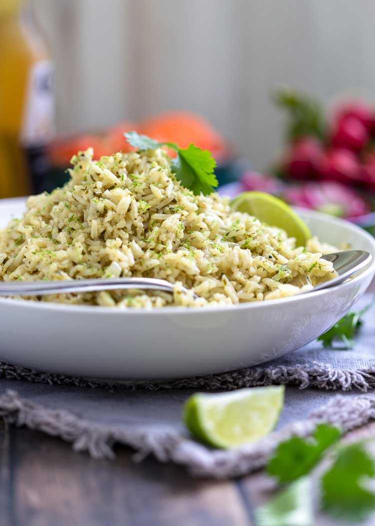 Arroz de coentro e limão em tigela branca