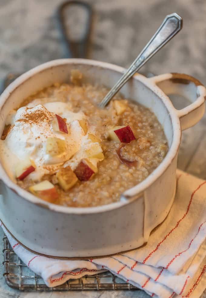 Avena instantánea con manzanas y crema batida