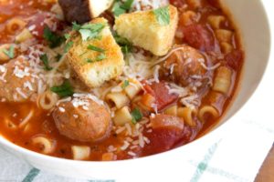 Sopa de espaguete com almôndegas