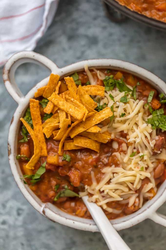 La mejor receta de chile vegetariano en un tazón blanco