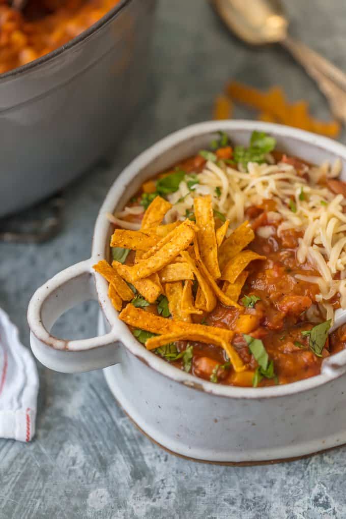 Chile vegano en un tazón blanco