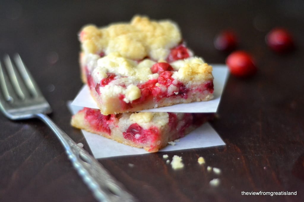 Uma pilha de barras de cranberry frescas com um garfo.