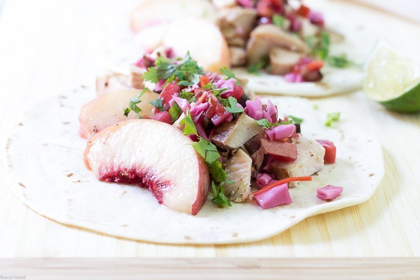 tacos de frango com chipotle de pêssego