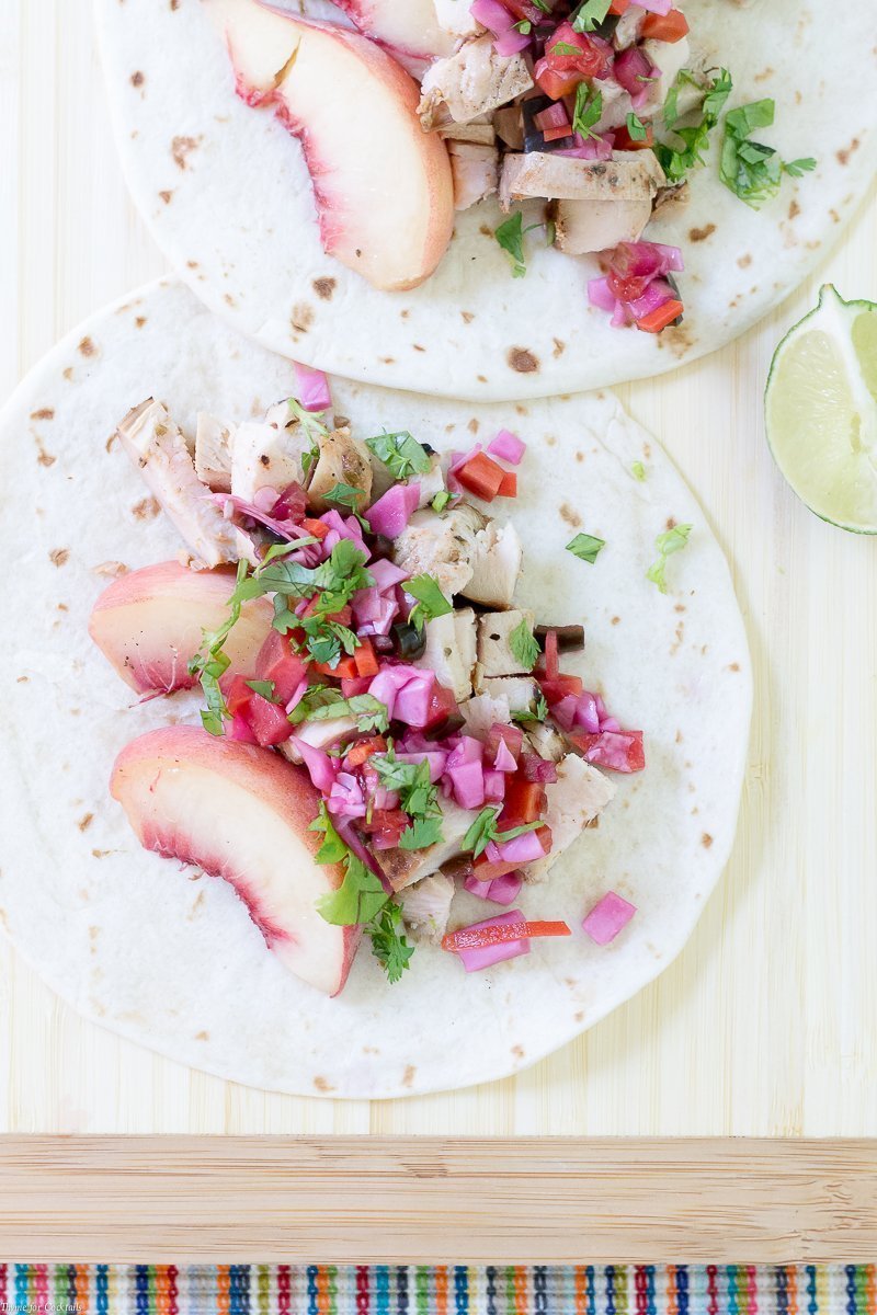 tacos de frango com chipotle de pêssego