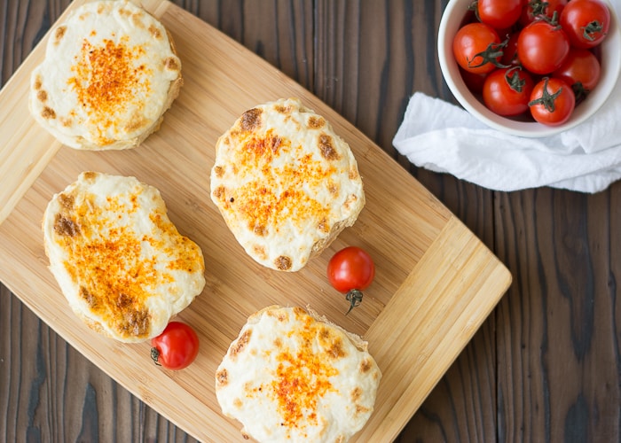 Molho de caranguejo quente e cremoso, assado até dourar e borbulhar! Sirva este lanche simples de caranguejo em mini pãezinhos ou com biscoitos para colher