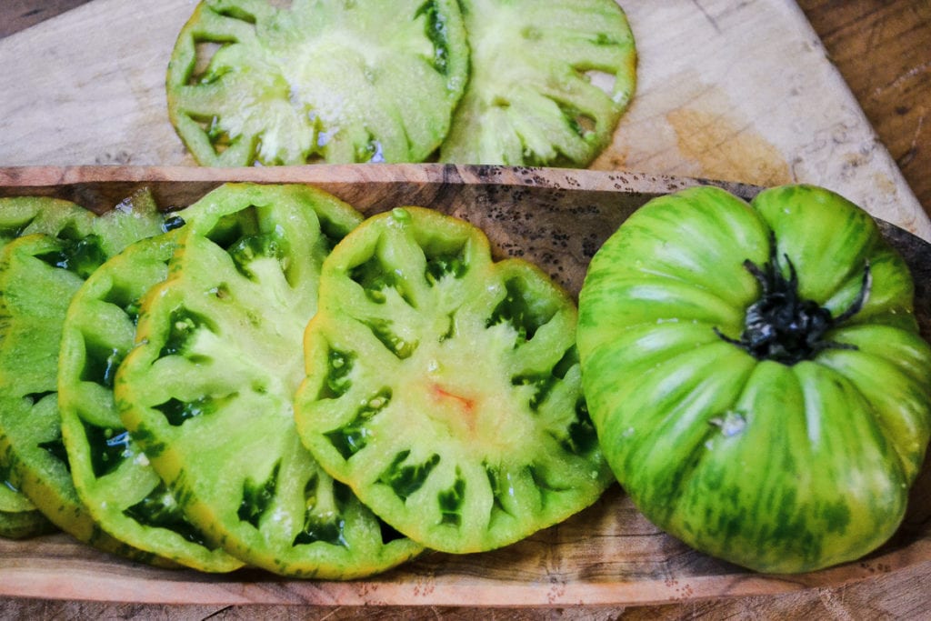 fatiar tomates verdes com um bandolim